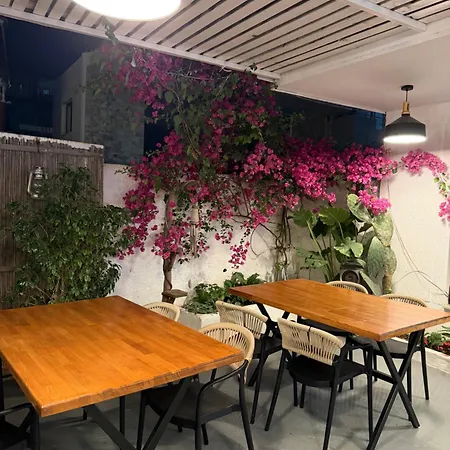 The Eden فندق